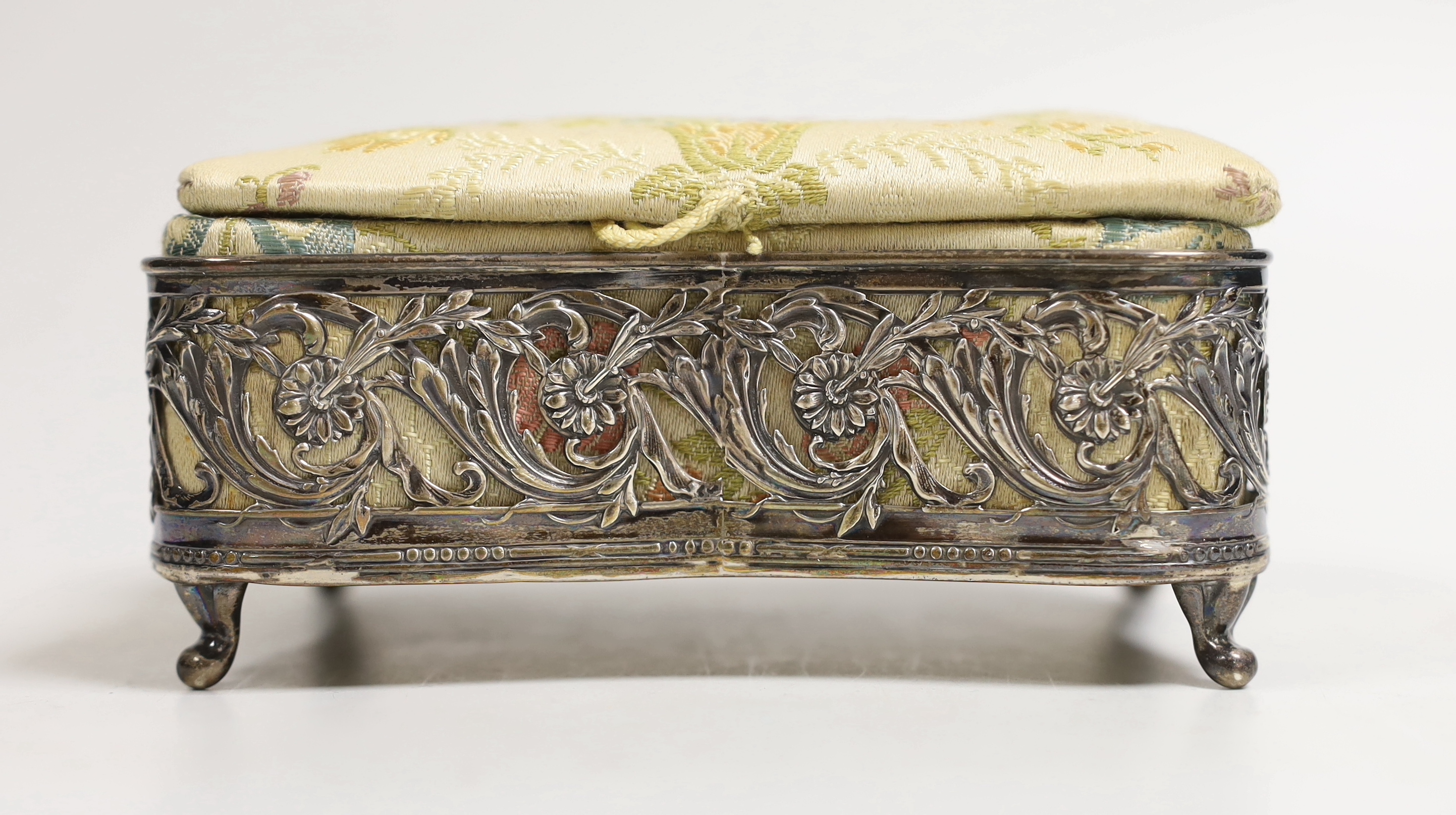 An Edwardian silver mounted fabric pin cushion/trinket box, Joseph Gloster Ltd, Birmingham, 1907, 12.8cm.